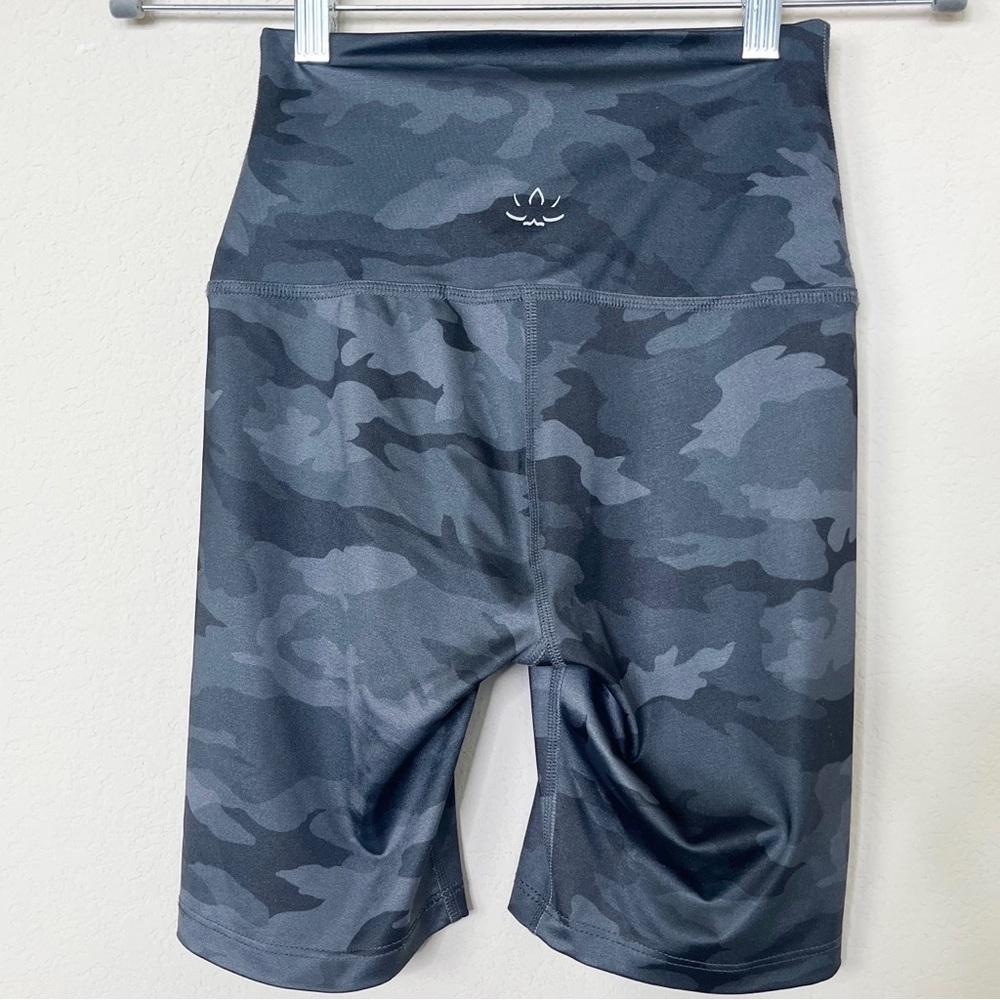 Beyond Yoga Spacedye Printed High Waisted‎ Biker Shorts in Silver Mist Camo - Picture 5 of 10